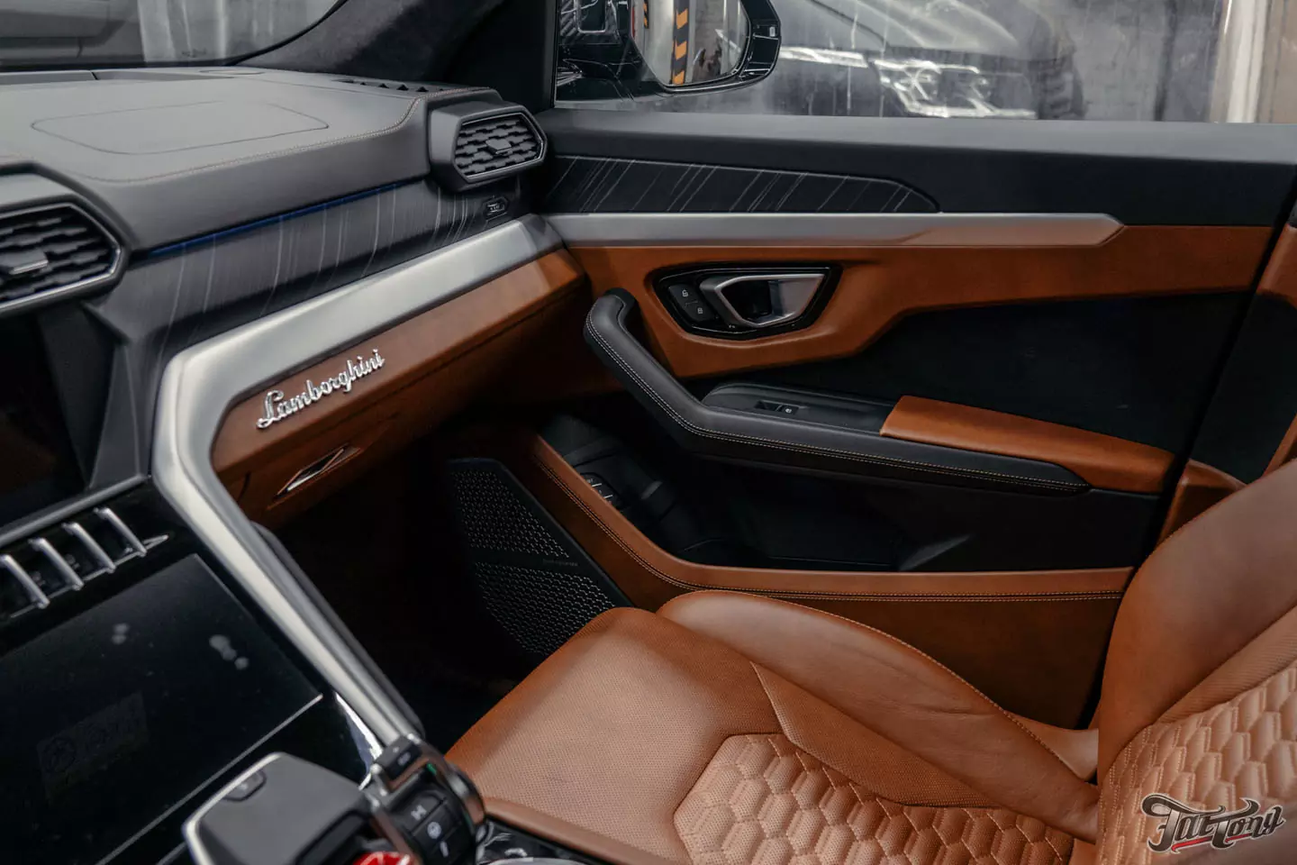 Ламинация элементов салона карбоном в шикарном Lamborghini Urus